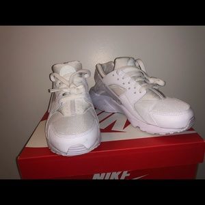Nike Shoes - NIKE HUARACHE WOMENS 7 Nike Shoes - NIKE HUARACHE WOMENS 7